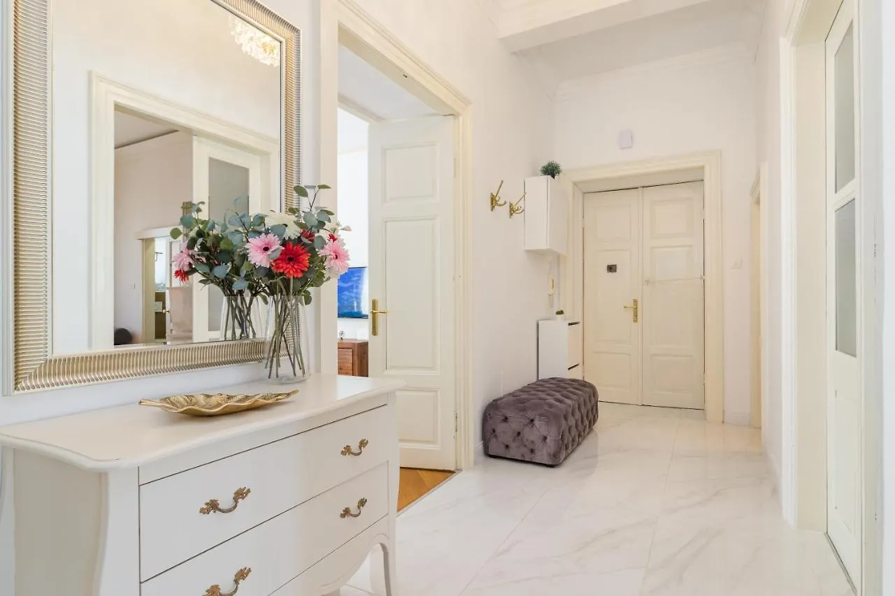 Apartment Augier - Elegant & Spacious - City Centre Pula
